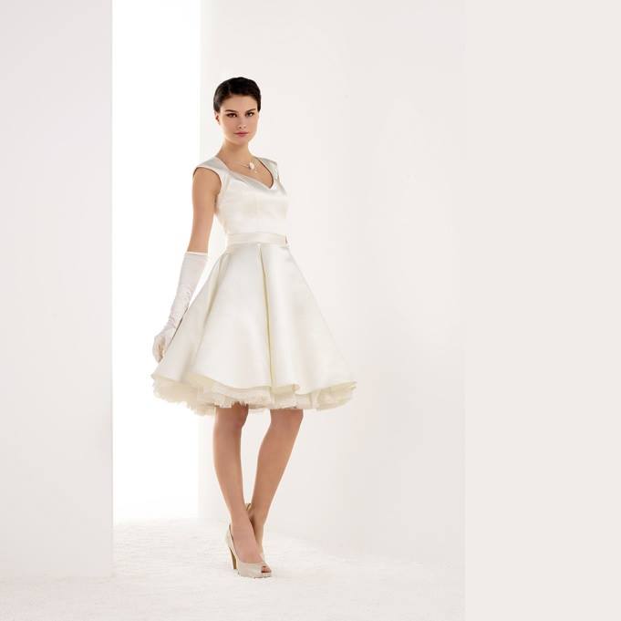 Ελάτε να δοκιμάσετε Νυφικά φορέματα πολιτικού γάμου, υψηλής ποιότητας και σε προσιτές τιμές στο Atelier TSOURANI. Κλείστε ραντεβού τώρα!